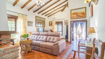 Een televisie en een open haard