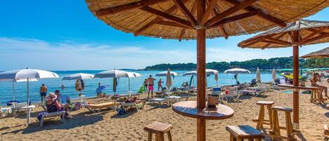 Una spiaggia nelle vicinanze
