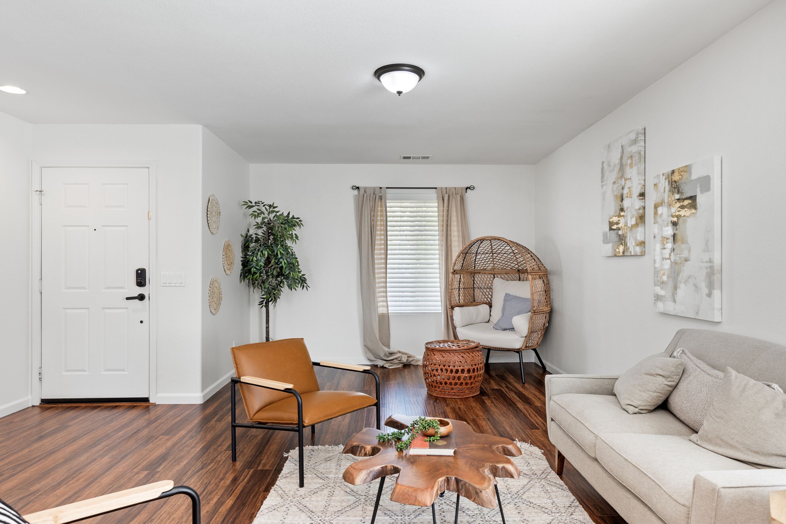 Modern | King, Queens | Spacious w/Stocked Kitchen