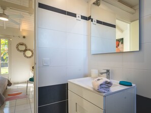 Douche, sèche-cheveux, serviettes fournies
