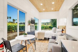 1 bedroom, WiFi, bed sheets - Luxury Vineyard Escape w Fireplace - Syrah (San Diego County)