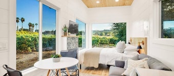 Luxury Vineyard Escape w Fireplace - Syrah