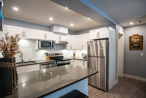 Coffee/tea maker, full-sized fridge, microwave, oven