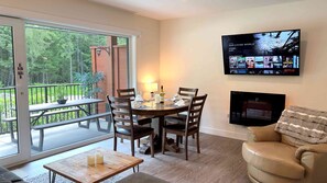 Orford Condo | In-room dining - Al's Escape by Revelstoke Vacations (Revelstoke)