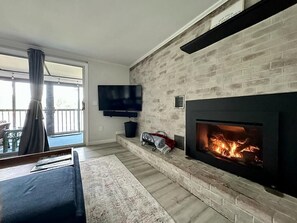 Smart TV y chimenea 