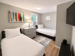 2 chambres, bureau, fer et planche à repasser, lit de bébé portatif