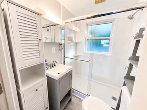 Ensemble baignoire-douche, séchoir à cheveux, serviettes fournies, savon