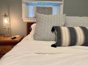 2 habitaciones, escritorio y tabla de planchar con plancha 