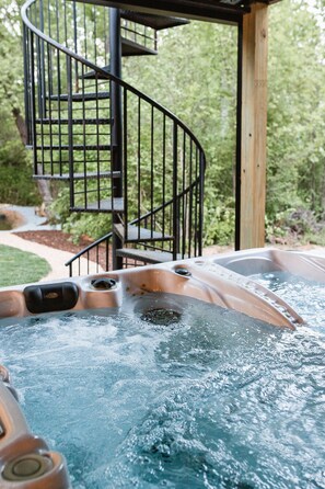 Outdoor spa tub