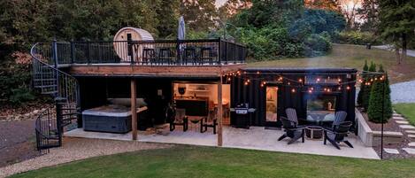 Outdoor spa tub