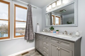 Combined shower/bathtub, hair dryer, towels, soap