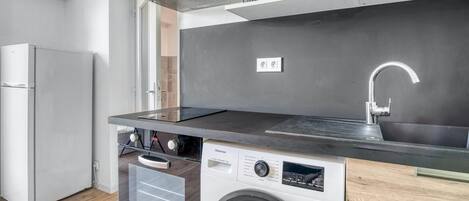 Fridge, stovetop, coffee/tea maker