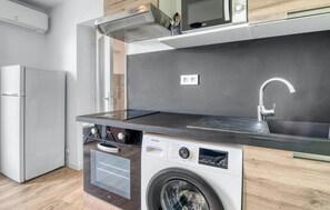 Réfrigérateur, micro-ondes, plaque de cuisson, cafetière/bouilloire