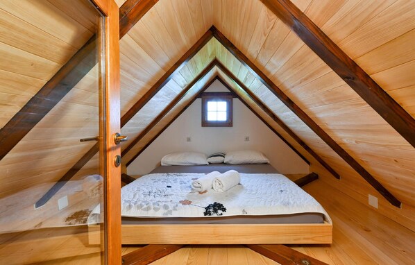 2 bedrooms, travel cot, free WiFi, bed sheets