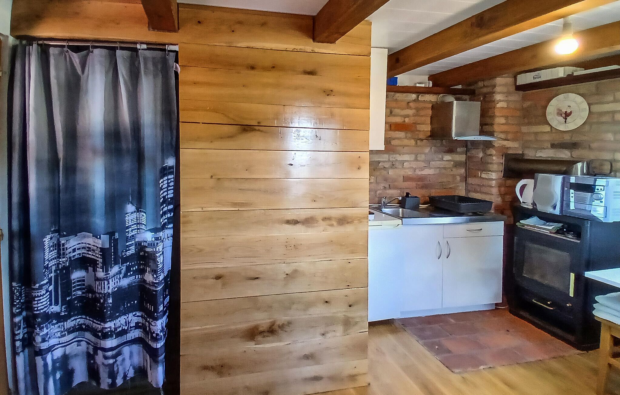 ثلاجة، فرن، موقد طهي مسطح، ماكينة لصنع القهوة/الشاي