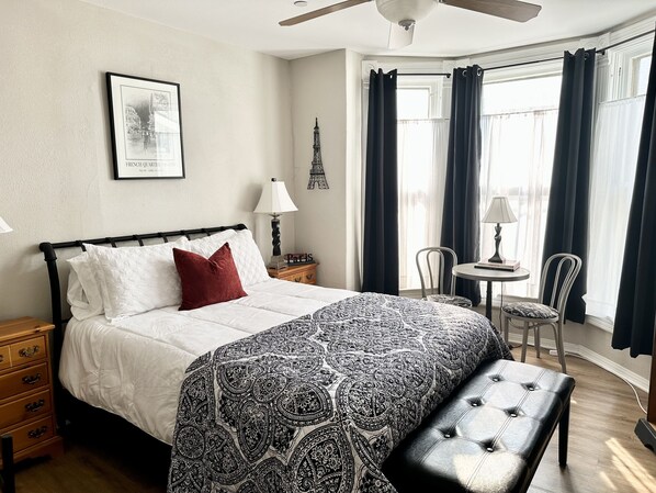 3 habitaciones, escritorio y tabla de planchar con plancha 