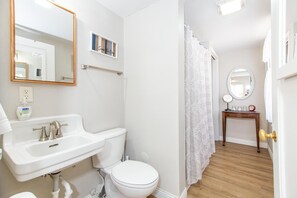 Tina con regadera, secadora de cabello, toallas, jabón 