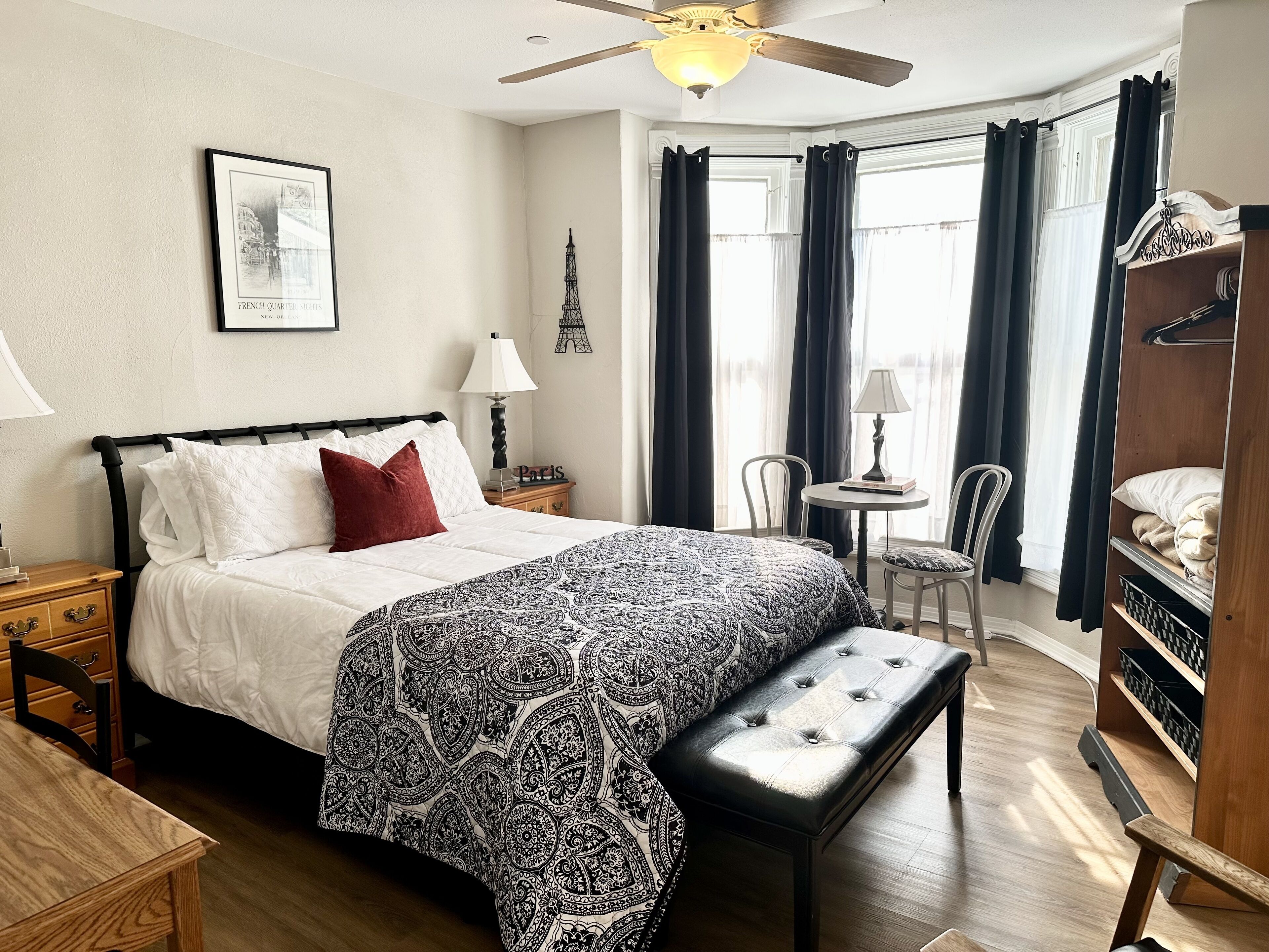 2 室のベッドルーム、デスク、アイロン / アイロン台、旅行用ベビーベッド