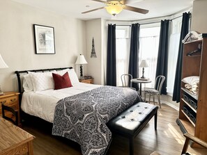 2 habitaciones, escritorio y tabla de planchar con plancha