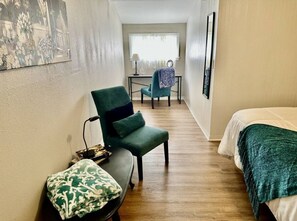 2 bedrooms, desk, iron/ironing board, travel cot - Historic District, Downtown, STE 1 (Rapid City)