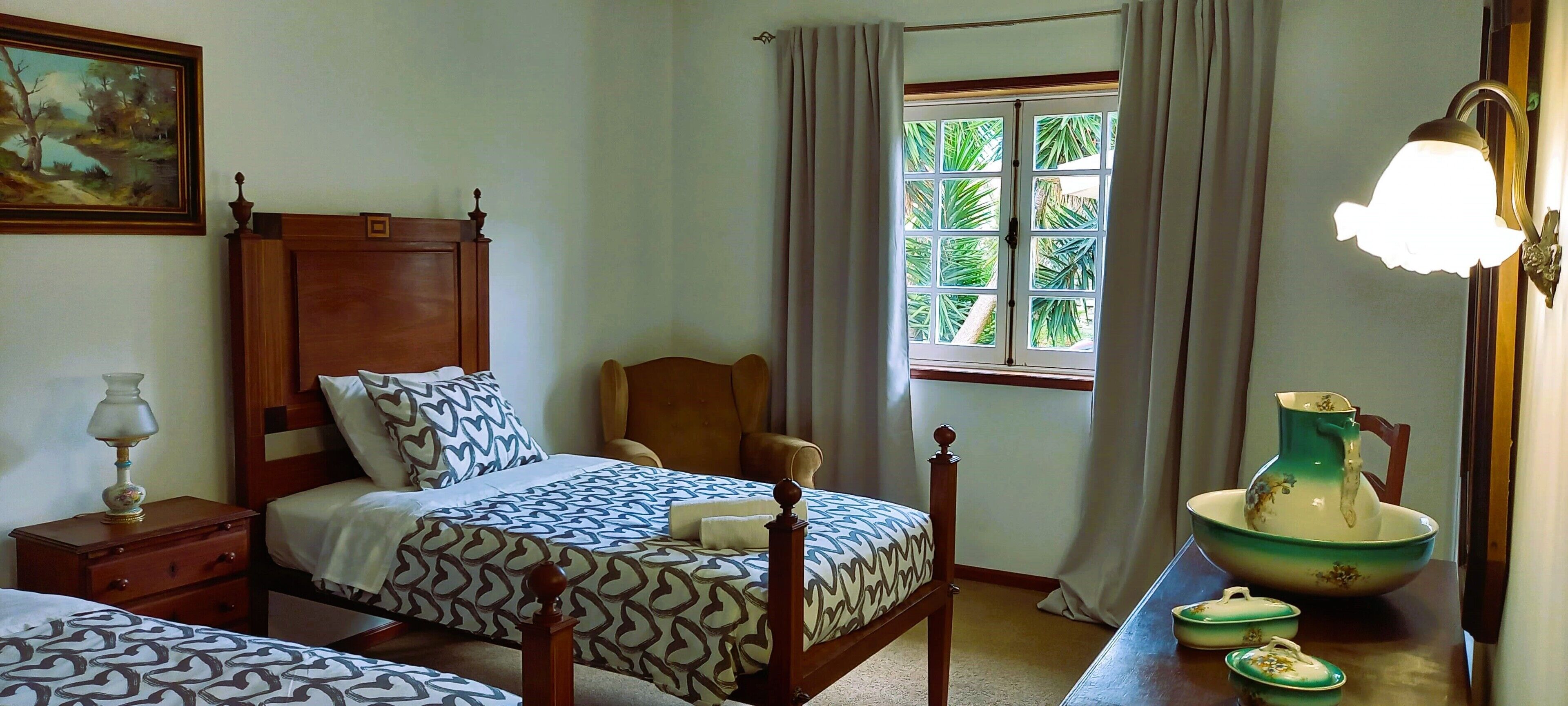 3 quartos, escrivaninha, ferros/tábuas de passar roupa