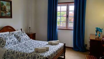 3 bedrooms, desk, iron/ironing board, free WiFi