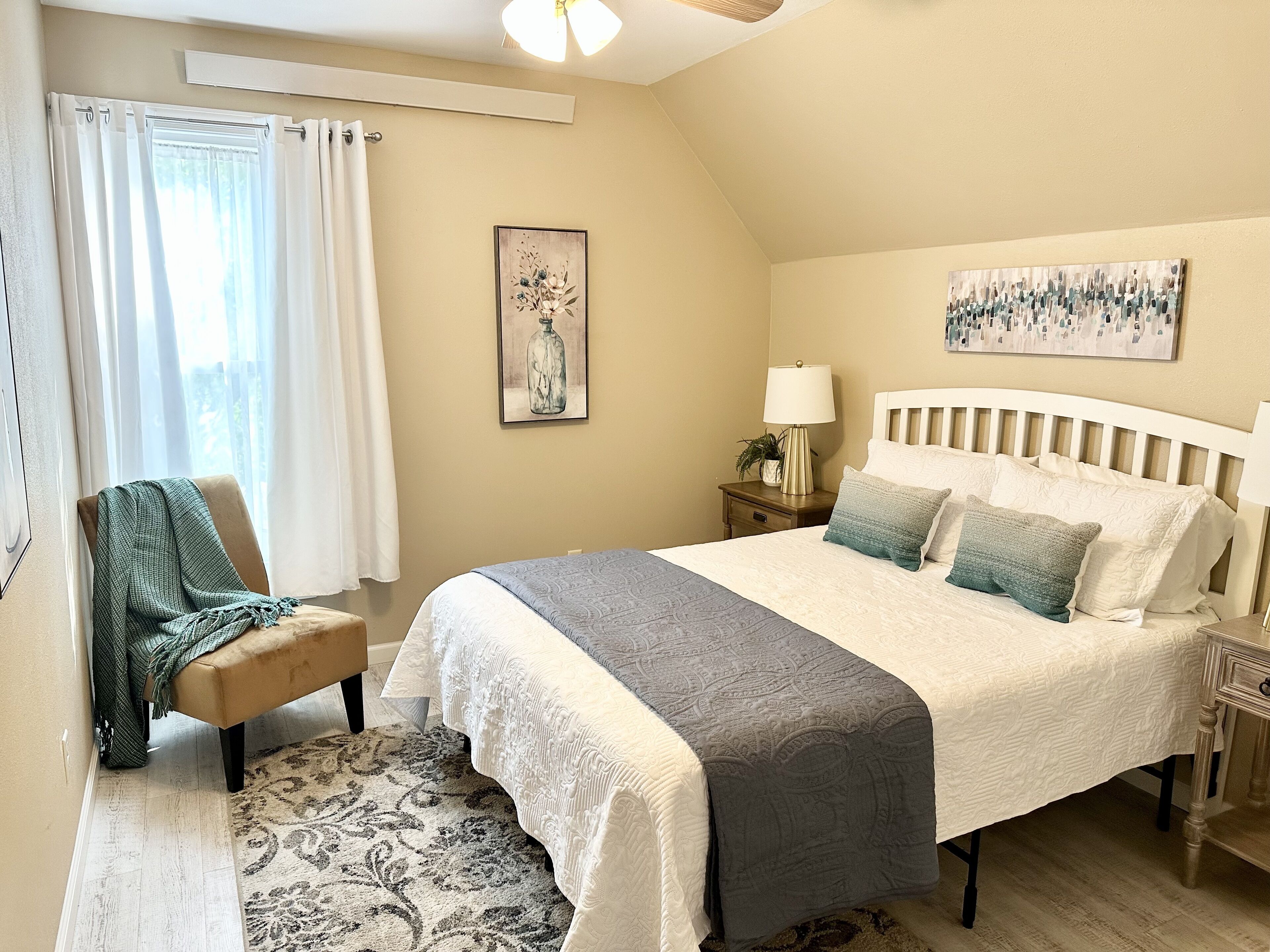 2 makuuhuonetta, työpöytä, silitysrauta/-lauta, ilmainen Wi-Fi