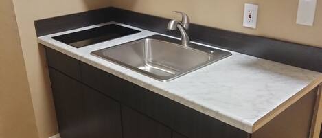 冷蔵庫、電子レンジ、コンロ、ダイニングテーブル