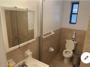 Badewanne, Handtücher, Seife, Toilettenpapier