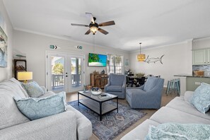 Smart TV, videogiochi, lettore DVD, tavolo da calcetto