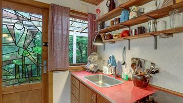 Kylskåp och kaffe- och tebryggare