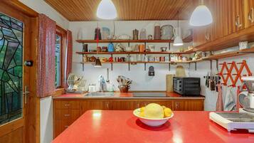 Kjøleskap og kaffetrakter/tekoker