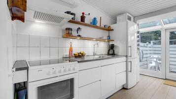 Kühlschrank, Herdplatte, Wasserkocher mit Kaffee-/Teezubehör