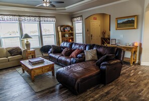 Smart TV, fireplace, ping pong