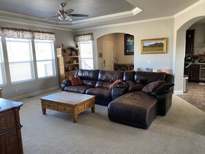 Smart TV, fireplace, ping pong - 10 acre Farm, for dirtbikes, near Death Valley, front site, casinos and wineries (Pahrump)