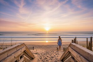 Accommodatie ligt op het strand, ligstoelen, strandlakens