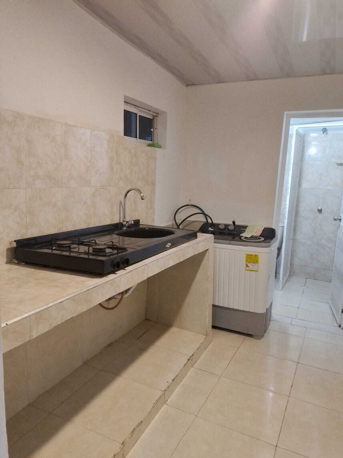 Lavavajillas, cafetera y tetera y comedor 