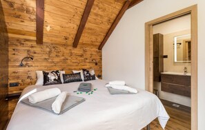 3 bedrooms, in-room safe, iron/ironing board, travel crib