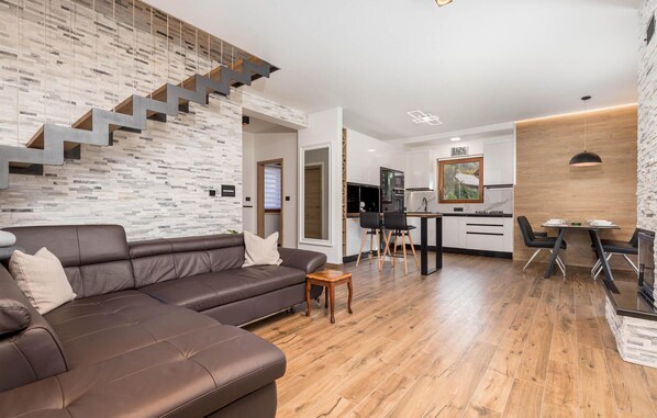 Televisión y chimenea 