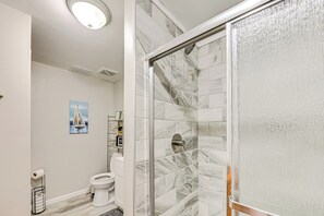 Articles de toilette gratuits, sèche-cheveux, serviettes fournies