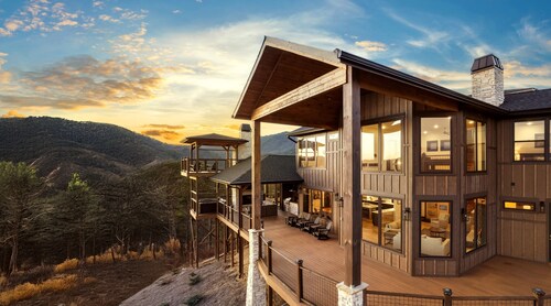 Manna Mountain Lodge ~  Indoor Pool, XBox Room, Gaming Garage, Views & More!