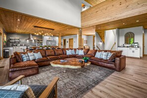 Televisión, chimenea, videojuegos, reproductor de DVD