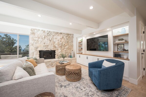 Smart TV y chimenea 