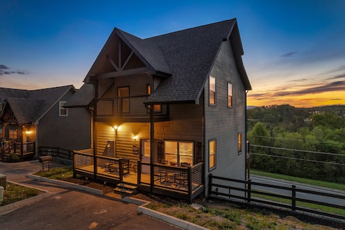 3 Miles to Pigeon Forge Parkway! Private Pool 🏊‍♂️ Hot Tub 🐕 Dogs 🏔️ GSMNP Views 🌄