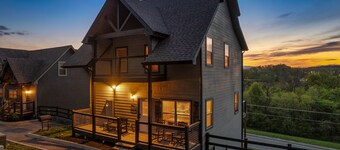 3 Miles to Pigeon Forge Parkway! Private Pool 🏊‍♂️ Hot Tub 🐕 Dogs 🏔️ GSMNP Views 🌄