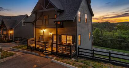 3 Miles to Pigeon Forge Parkway! Private Pool 🏊♂️ Hot Tub 🐕 Dogs 🏔️ GSMNP Views 🌄