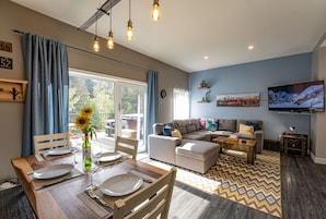 Condo | Área de estar | TV de tela plana 40 polegadas com canais digitais, TV, pisos aquecidos