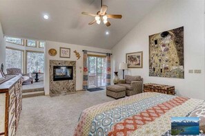 6 bedrooms, desk, WiFi, bed sheets