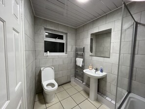 Premium Townhome | Bathroom - Baraka Holiday Homes (Birmingham)