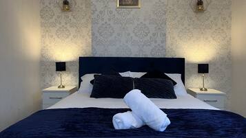 Premium Townhome | 2 bedrooms, iron/ironing board, free WiFi, bed sheets